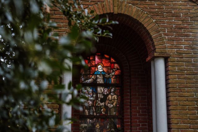Klooster langs Brabants Kloosterpad, glas in lood.