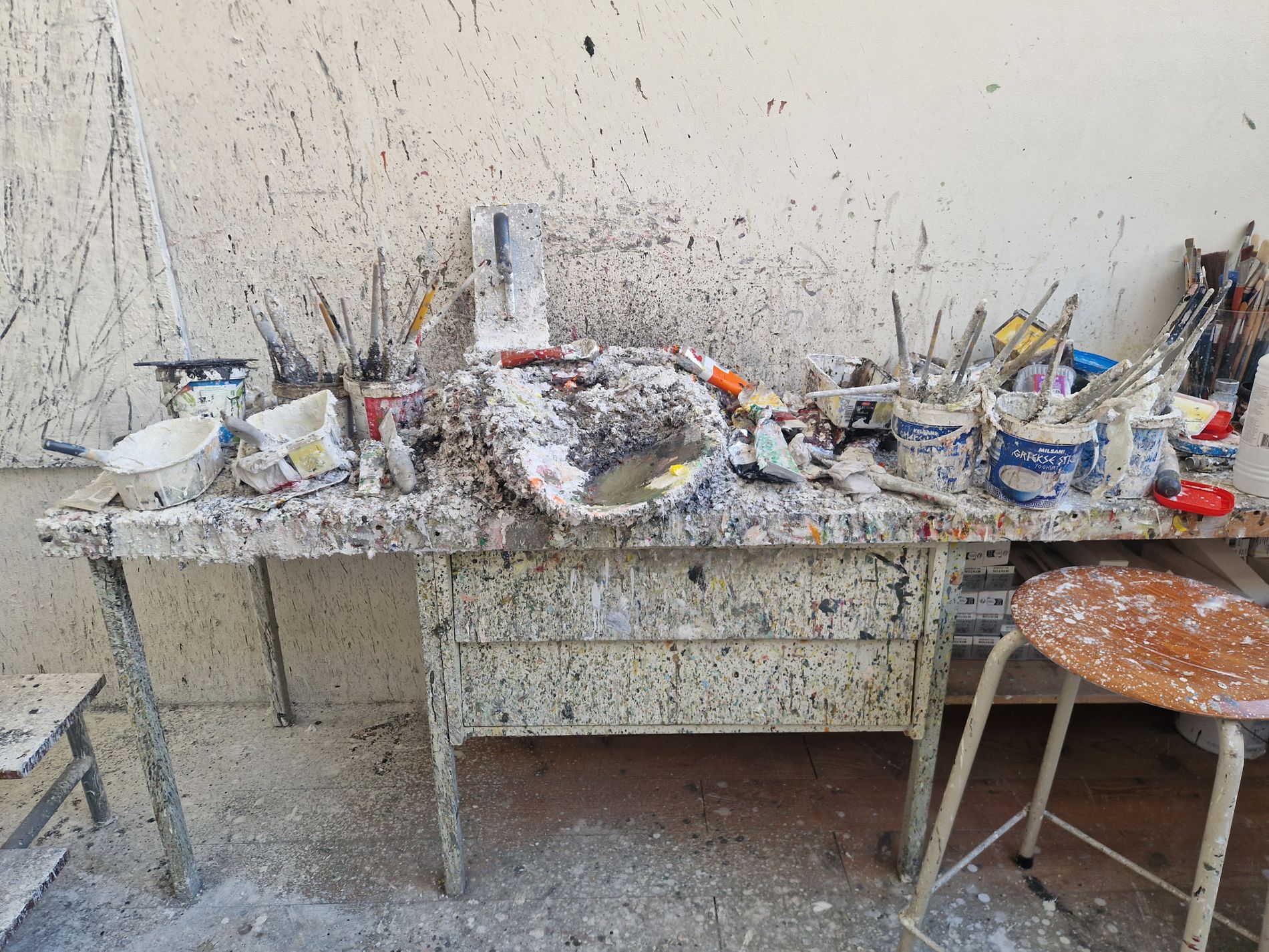 Tafel met verf, atelier Han Klinkhamer
