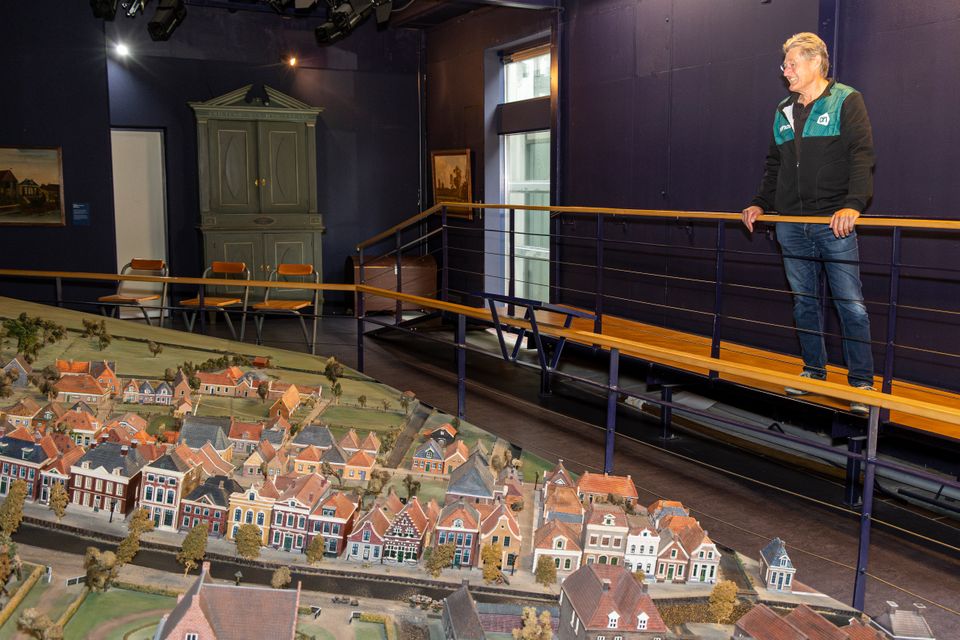 Jillert Anema in Museum Heerenveen bij een maquette van het dorp Heerenveen.
