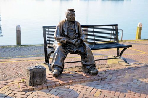 Het beeld van 'De Bap' op de dijk van Volendam.