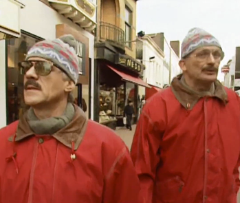 scene van Van Kooten en de Bie in het straatbeeld van Hilversum
