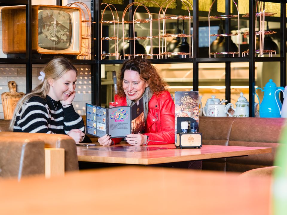 Twee vrouwen zitten in een lunchroom