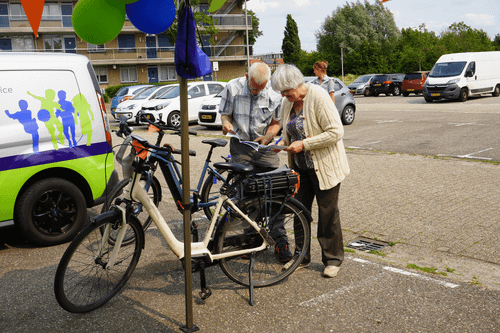 Foto van deelnemers aan fietspuzzeltocht