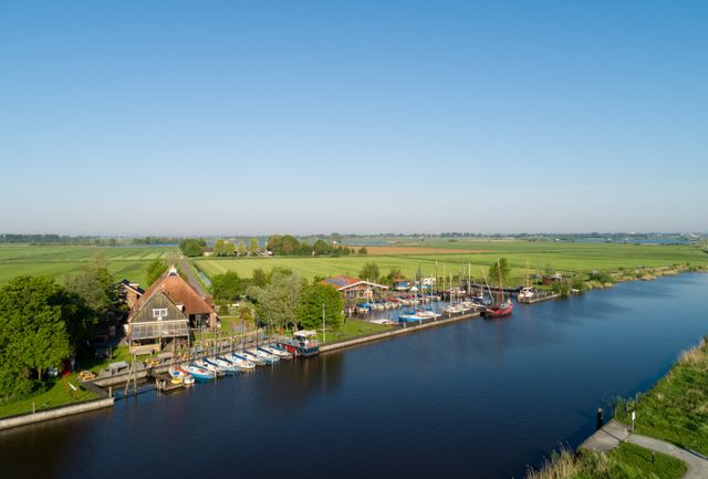 Rufus aan het water vanuit de lucht.