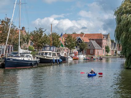 Twee-persoonskano in het water in Makkum.