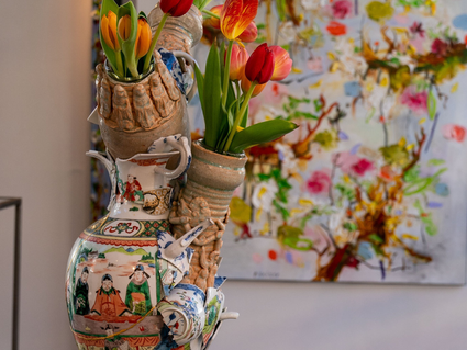 Kermamieken vaas bij Galerie Terra in Delft