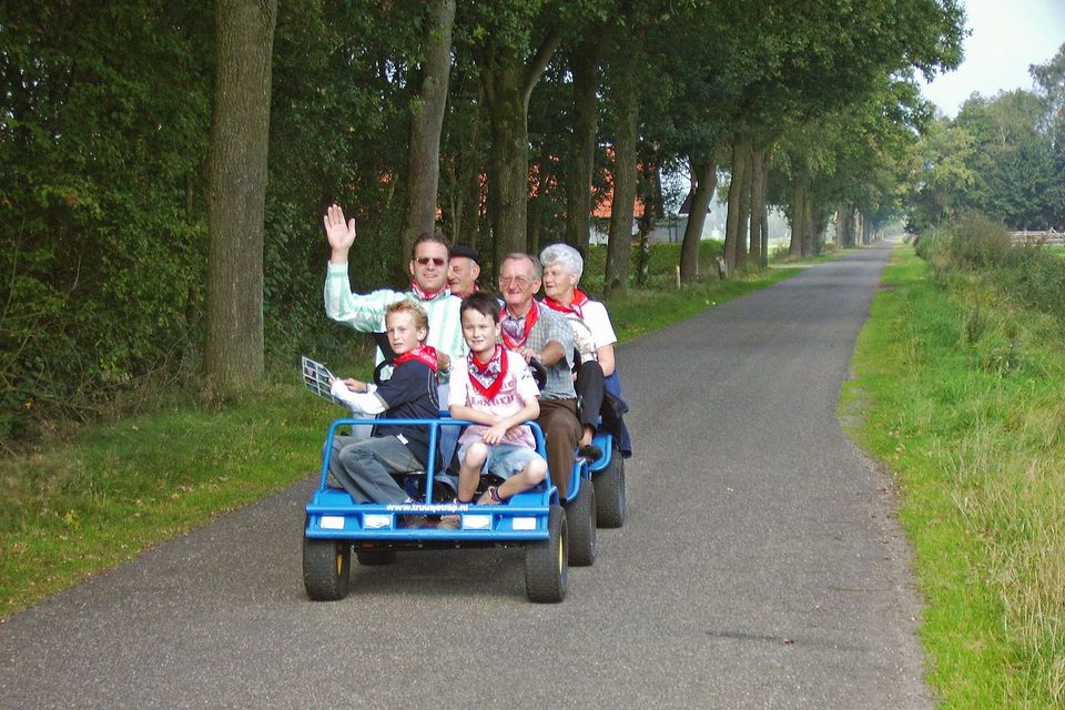 een groep mensen op een familiefiets