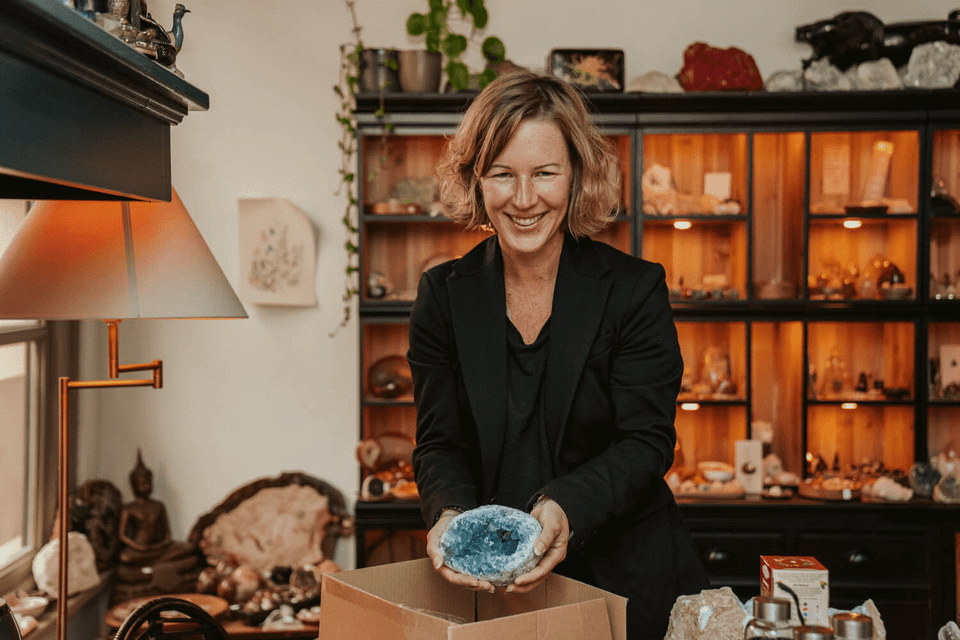 Iris Mager, de eigenaresse, denkt graag met je mee welke steen bij je past