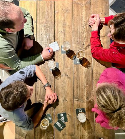 Mensen om tafel met een drankje