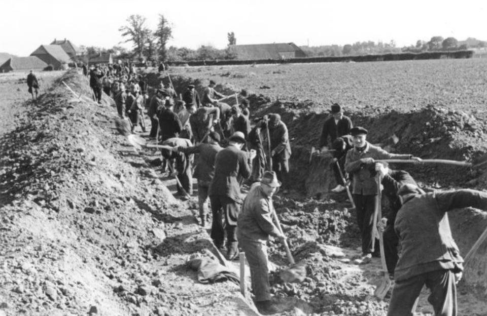 Arbeiders graven een kanaal met de hand