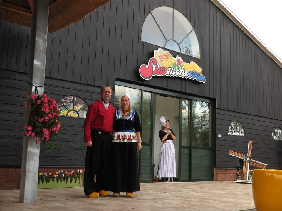 Simonehoeve ingang met eigenaren geposeerd