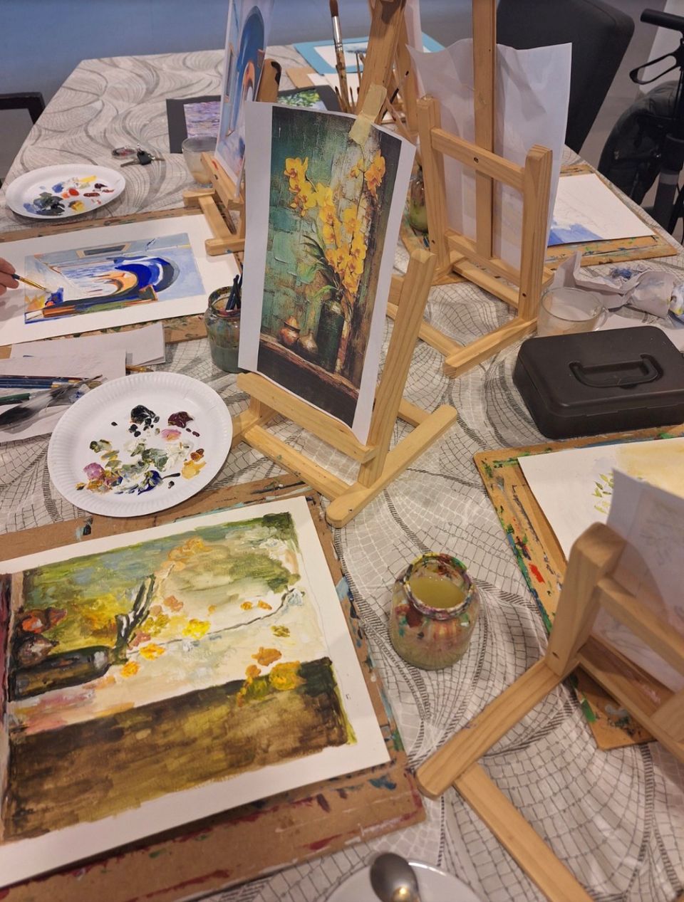 mensen die schilderen