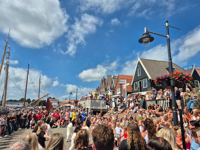 Een optreden waarbij mensen kijken op De Dijk in Volendam