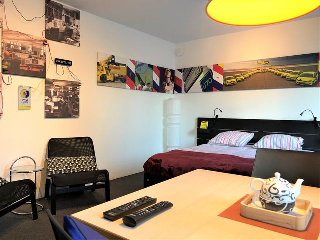 De themakamer met een sfeer en inrichting geïnspireerd op de wereld waarin wij beroepshalve al tientallen jaren actief zijn: alles achter het alarmnummer 112.
