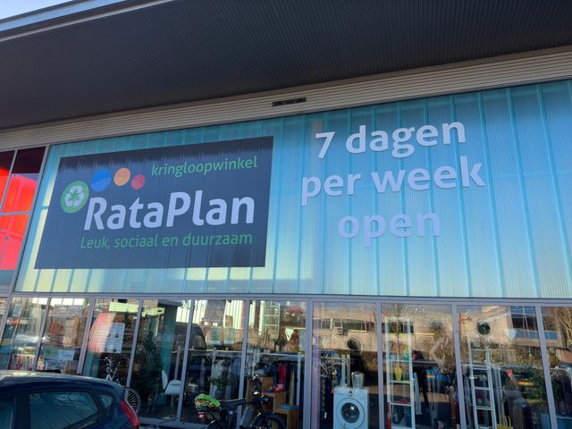 Buitenaanzicht van kringloopwinkel RataPlan Purmerend
