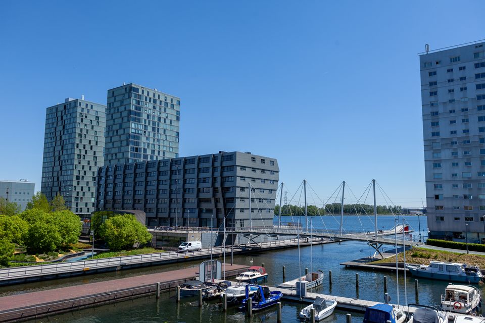 Haven in Almere met de Side by Side, The Wave, Silverline aan het Weerwater.