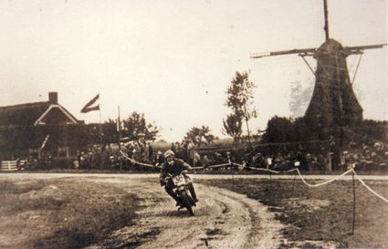 Motorcoureur J.P.J. Jansen uit Amsterdam op zijn 500cc Sarolea op de Grote Brink te Rolde. Op de achtergrond het publiek, links een boerderij aan de Grolloërstraat en rechts de molen aan de Grote Brink.