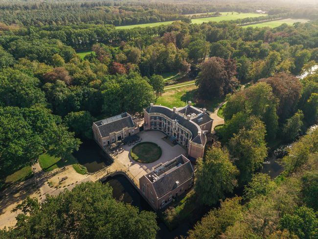 Dronefoto van Kasteel Groeneveld in Baarn midden in het bos