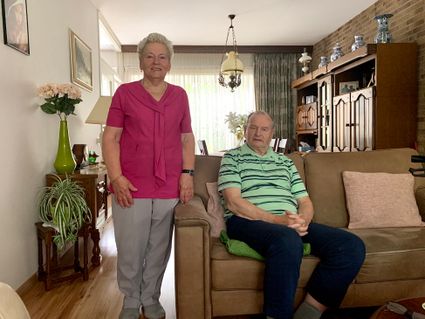 Foto van meneer en mevrouw Veenswijk in Zoetermeer. Zij ontvingen als eerste de sleutel voor de eerste nieuwbouwhuizen in Zoetermeer.