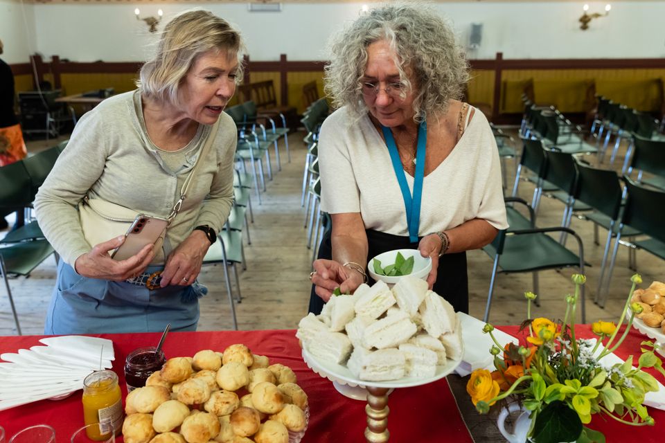 Twee dames genieten van de high tea
