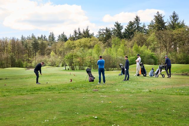 Golfers aan het golfen.