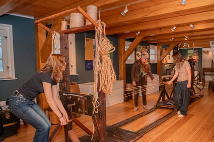 Museum Touwmuseum Oudewater, Groene Hart, bezoekers ontdekken de historische touwslagerij en bedienen authentieke touwslagersmachines tijdens een interactieve demonstratie van het oude ambacht.
