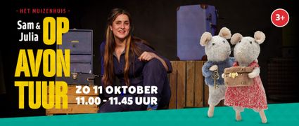 Theatervoorstelling Sam & Julia – Op Avontuur bij Het Muizenhuis, met een actrice en de muizen Sam en Julia tussen koffers en houten kisten, voor kinderen vanaf 3 jaar.