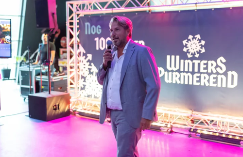 Wethouder Pascal Verkroost presenteert de aftrap van Winters Purmerend.