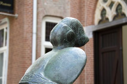 Kunstwerk - schrijdende danseres met tamboerijn