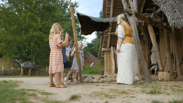 Hannah, Suze en Lenthe bezoeken en beoordelen het Hunebedcentrum en leggen dit vast in een vlog.