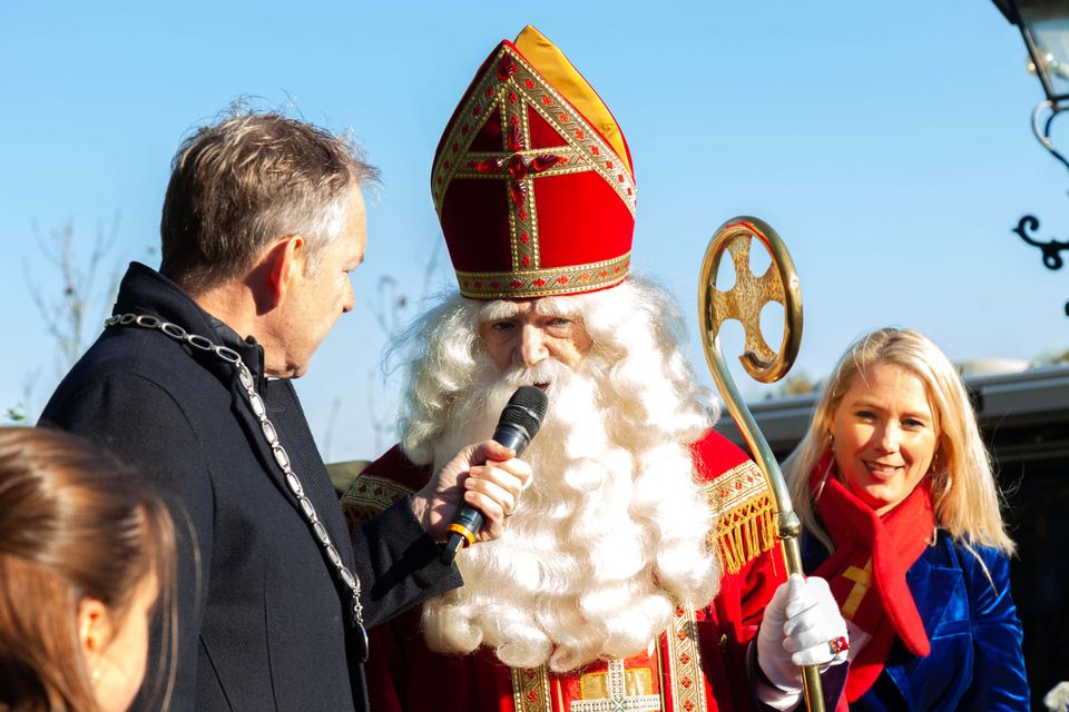 Burgemeester Baarn met Sinterklaas