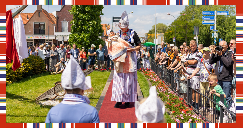 Een vrouw met kind in Volendamse Klederdracht