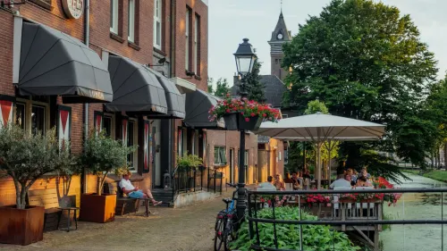 Terras aan het water, op de achtergrond een kerktoren