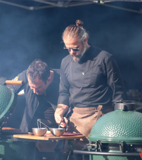Twee mannen aan het barbecueën