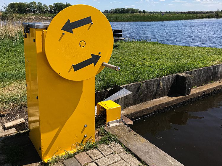 Pijlen op het draaiwiel geven aan welke kant je op moet draaien