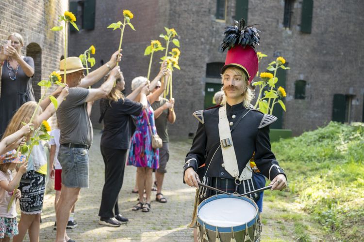 Soldaat Nado in actie met deelnemers tijdens 'Parade voor de Aarde'