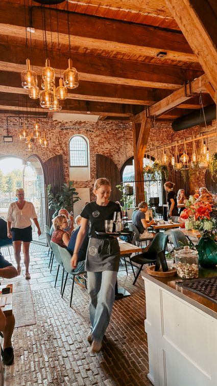 Bediening loopt met een dienblad door Blend in Bolsward.