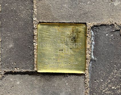 koperkleurige steen in het trottoir ter nagedachtenis aan verzetsheld Frits de Bruijn