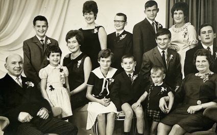 Zwart-wit familiefoto van een groot gezin in Montfoort, met meerdere generaties – ouders, tieners en jonge kinderen, gebruikt voor de tentoonstelling ‘Wie groeide er op in een groot gezin?’ in Stadsmuseum De Knoperij.