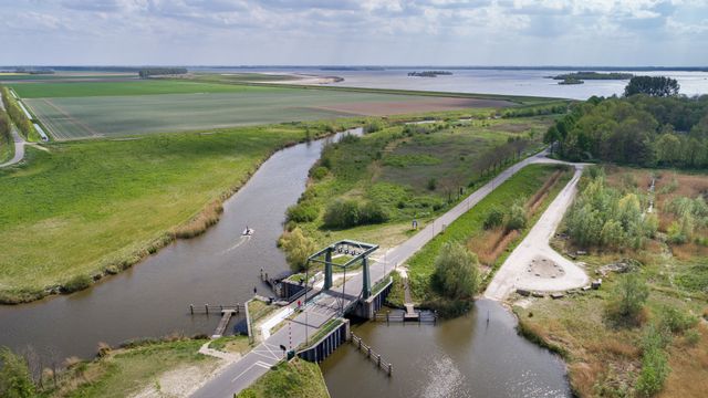 Luchtfoto met brug havenkanaal Oude-Tonge