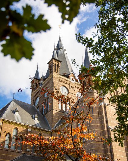 Imposante Sint Petruskerk in de herfst met blauwe hemel