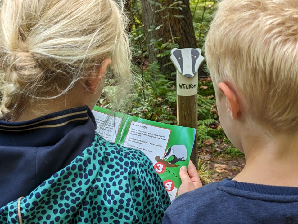 Twee kinderen op het Dassenpad in Gaasterland