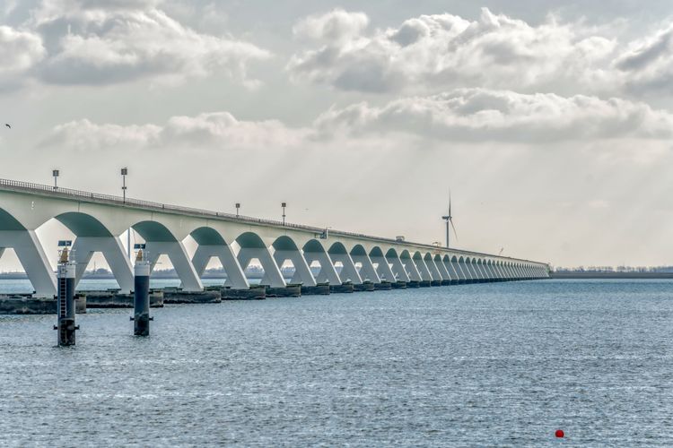 Op-Schouwen-Duiveland-Zeelandbrug-Bij-Daglicht-Zij-Aannzicht