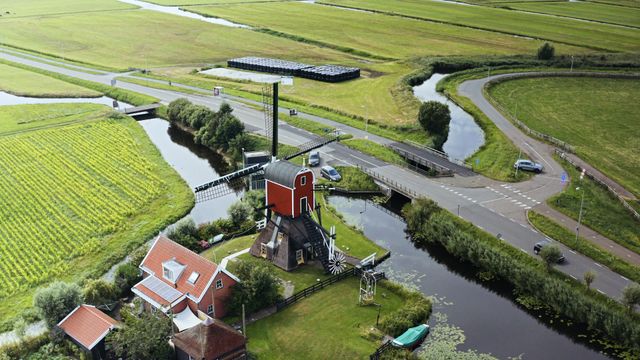 Luchtfoto van de achterkant van de Vrouw Vennemolen in Oud Ade