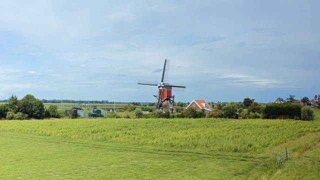 De voorkant van de Vrouw Vennemolen vanaf de polder in Oud Ade