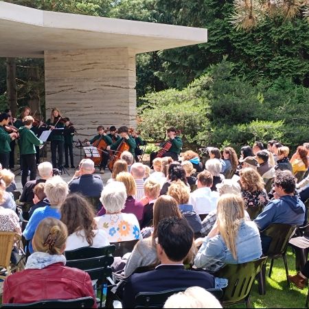 Bezoekers luisteren naar het Cuypers Ensemble in het Pinetum