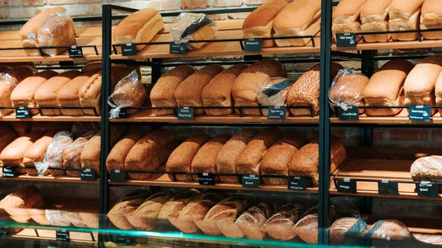 Schappen met vers brood bij Bakkerij Koese