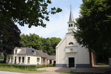 Koloniekerkje Wilhelminaoord met pastorie