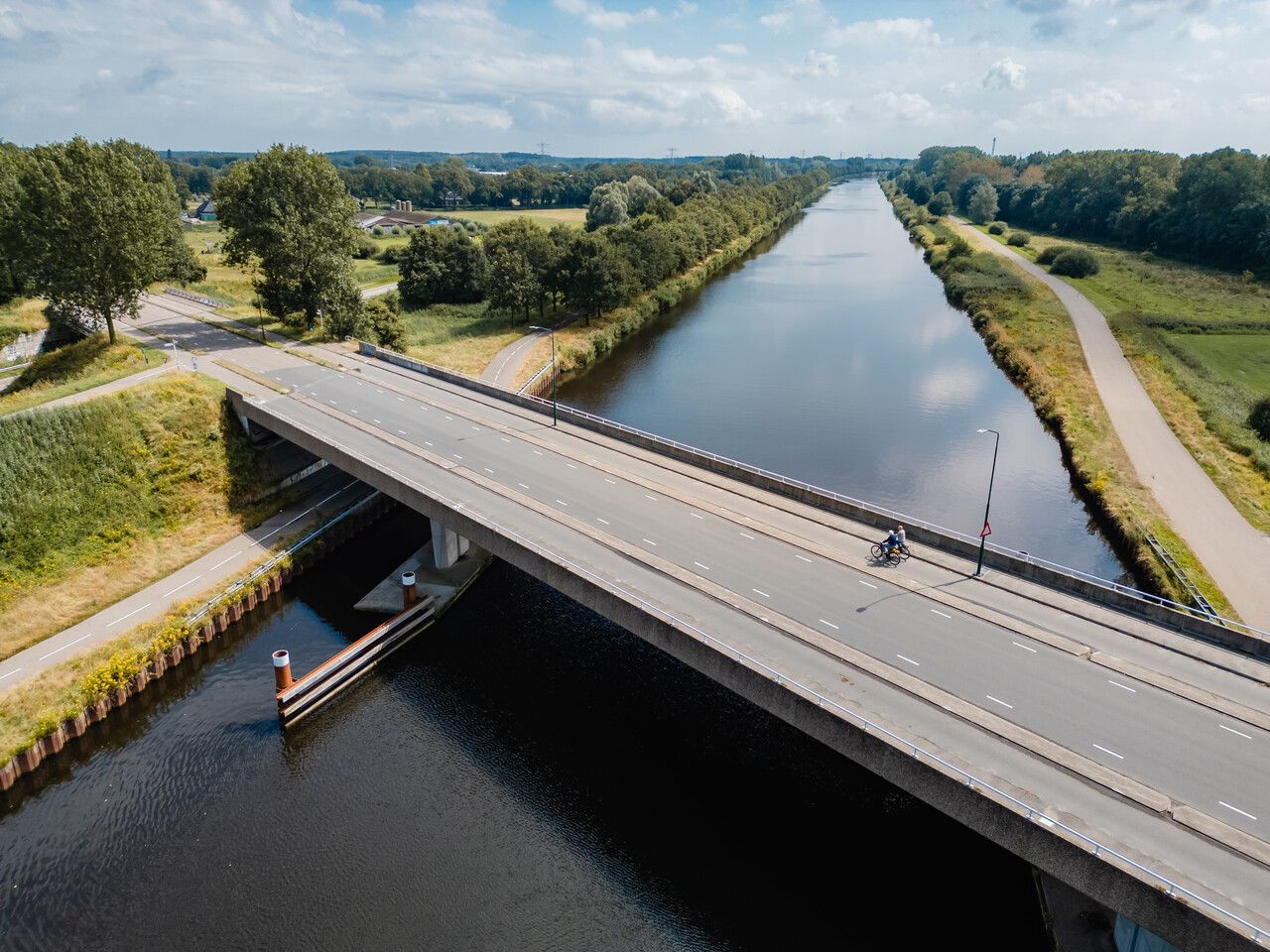 Droneaanzicht Zuid-Willemsvaart met twee fietsers over een viaduct