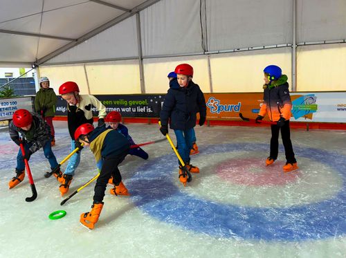 Kinderen die aan het ijshocken zijn